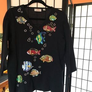 Quacker Factory V neck sparkly fish summer fun top